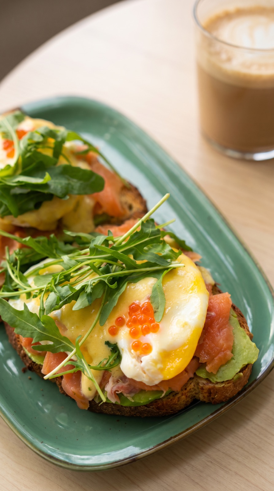 Tosta con aguacate, huevo y brotes