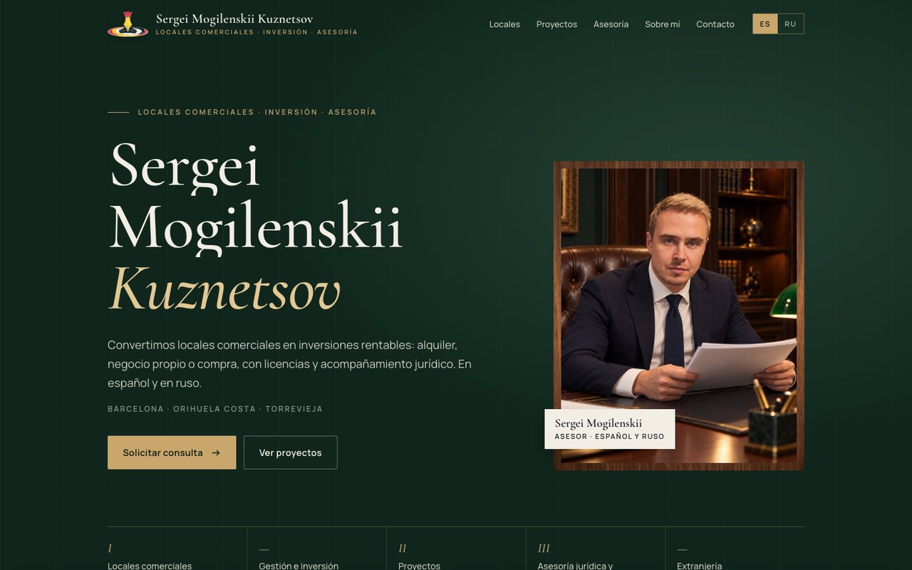 Web de Sergei Mogilenskii Kuznetsov: fondo verde oscuro, su nombre en grande y su retrato en un marco de madera