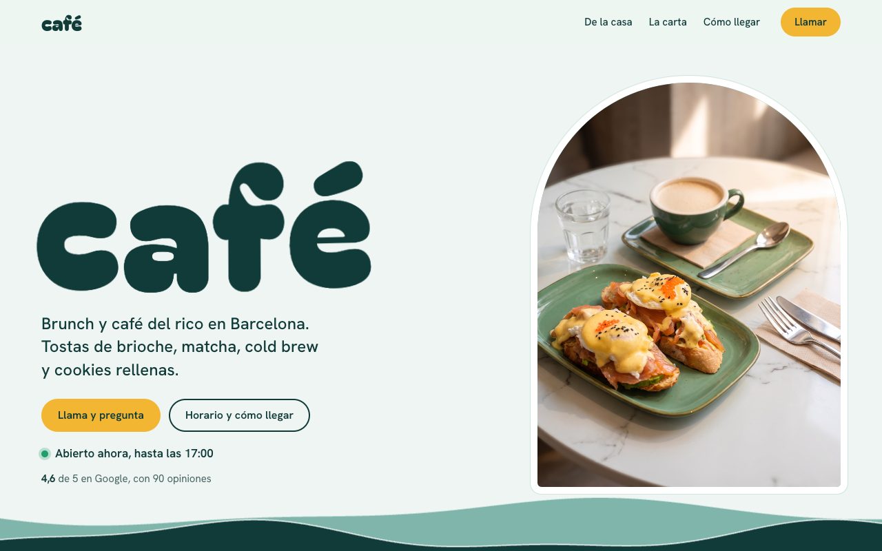 Web de una cafetería de brunch: titular enorme y una foto de huevos benedict con café